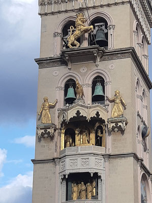 Der Turm "Campanile" ist berühmt für das grösste mechanische Uhrwerk in Europa.