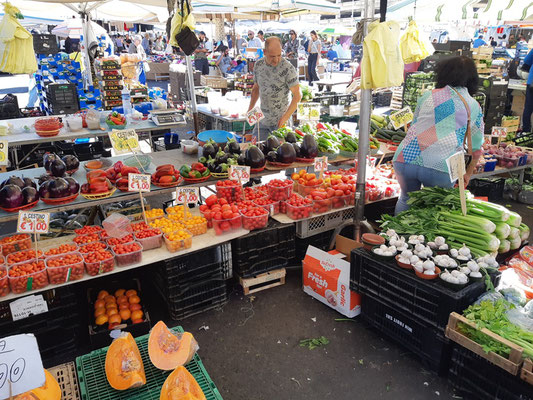 begeistert sind wir von diesem Stand: jeder Korb kostet 1 €.