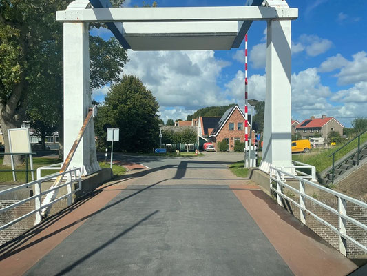 wieder eine Brücke, welche man hochklappen kann