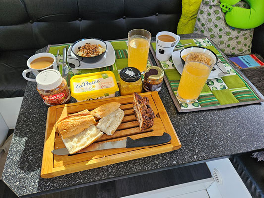 jetzt gibt es erst mal Frühstück