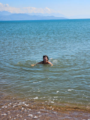 auch Brigitte traut sich einmal ins Wasser