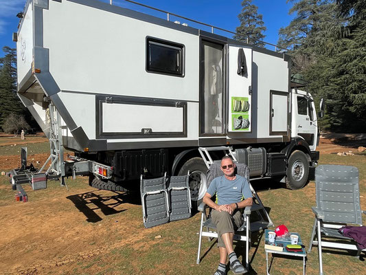 Wir geniessen die Sonne. Später am Abend sind wir dann mit 2 weiteren Campern alleine auf dem schönen Platz.