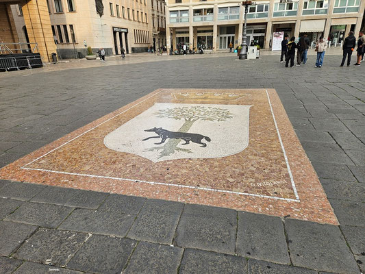 schönes Bodenmosaik vor dem Amphitheater