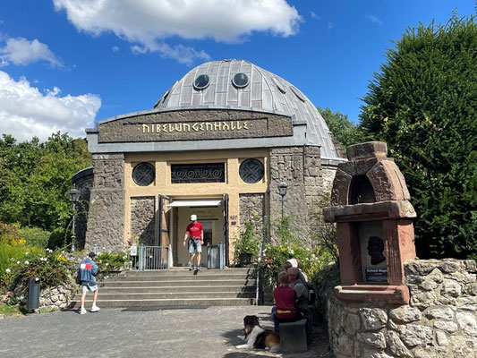 vorbei an "sagenhaften Hallen"