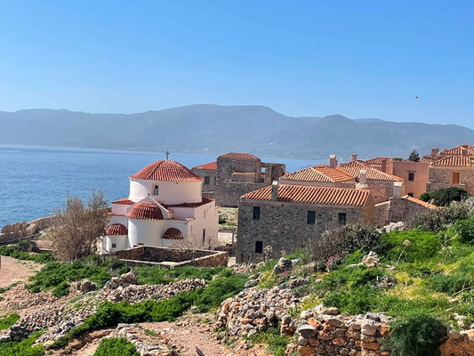 die Häuser sehen aus wie an die Felsen geklebt