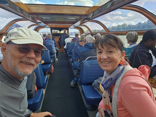 in Amsterdam machen wir als erstes eine Grachtenfahrt