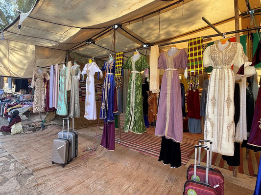 auch schöne Kleider werden am Markt verkauft