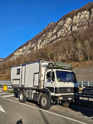 bereits im Tessin haben wir stahlblauen Himmel und Sonne