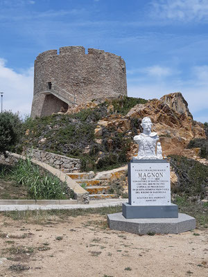 Am Ende der Halbinsel ist der Torre di Longonsardo, oder auch Torre Spagnola, errichtet durch Spanische Eroberer