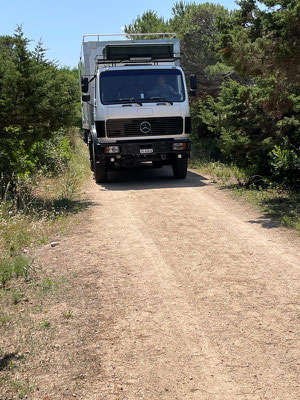 auf dem Weg nach Capo Testa geht ein schmaler Weg nach Norden weg