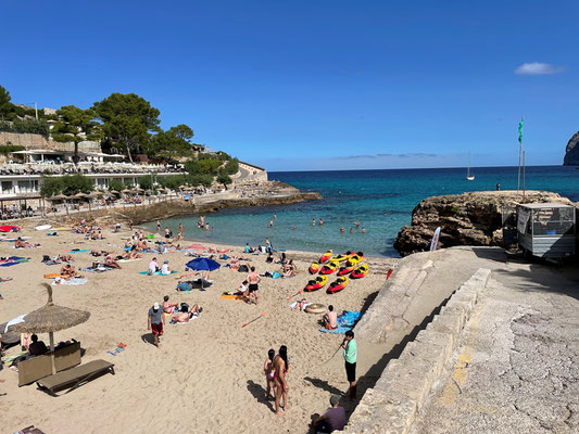 am Nachmittag liegen wir an den kleinen Strand von Cala Clara in Cala Sant Vicenç