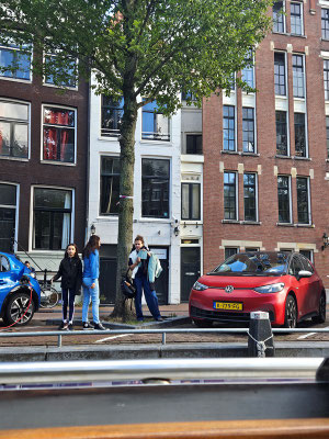 das schmalste Haus von Amsterdam: die Hausnummer 7 - nur eine Türe breit