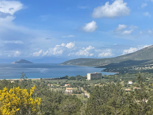 Blick zurück auf den Strand und das zerfallende Hotel ...