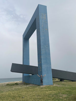 Monumento per un poeta morto, aber der zweite Titel gefällt uns besser: La Finestra sul Mare - Riesengross!