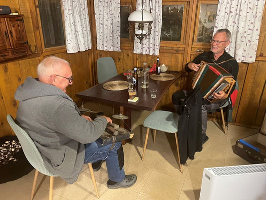 am Abend wird Musik gemacht: mit Handörgeli und Waschbrett