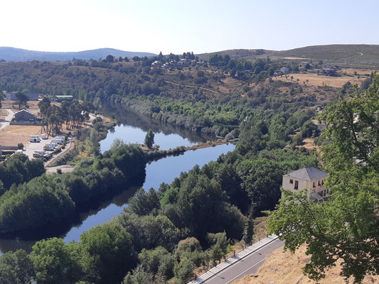 schöne Aussicht von der Burg auf den Rio Tera und den neuen Stadtteil