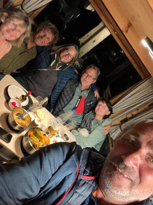 am Abend werden wir noch von Barbara und Flurin zum Apéro eingeladen, natürlich sind auch Marcel und Jolanda dabei - Prost!