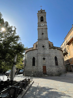 die Eglise Saint-Jean Baptiste, mitten in der Altstadt
