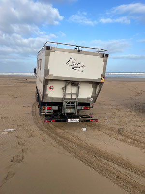 der Wind hat einen Teil des Sandes weggeblasen ...