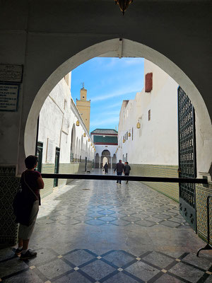 hier ist die Grenze zwichen Arabischem (rechts) und Berber-Teil (links). Der Balken heisst "Stopp für Nichtmoslems.