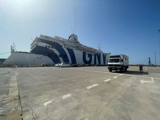 die Fähre der GNV steht bereit in Porto Torres