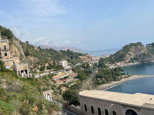 Taormina ist in einen unteren Teil mit der Durchgangstrasse und dem Bahnhof und in einen oberen Teil mit dem hystorischen Zentrum aufgeteilt