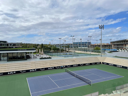 eine grosse Anlage, mit mindestens 20 Tennis- und weiteren Sportplätzen