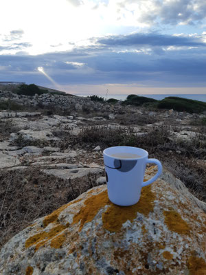 erster Kaffee am Morgen - und ein Sonnenstrahl scheint durch die Wolkendecke