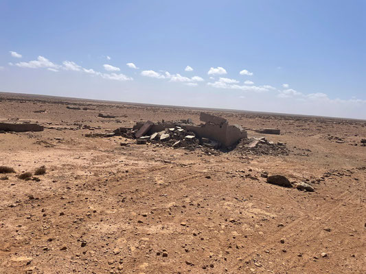 alle Gebäude wurden am Strand zerstört - das Militär führt ein hartes Regime und bewacht den ganzen Strand