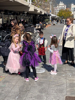 aha, stimmt, es ist ja Fasnacht - auch hier wird das anscheinend gelebt