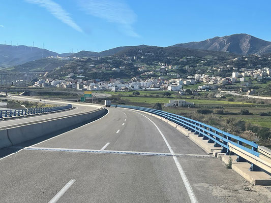 auf der Autobahn A5 geht es nach Osten