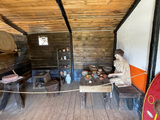 der Koch- und Essraum der Truppe - jeweils 8 Soldaten teilen sich ein Häuschen mit zwei Räumen: Schlafen und Kochen/Essen