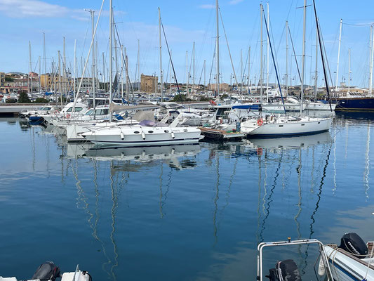 auch andere schöne Schiffe sind im Hafen von Porto Torres vor Anker