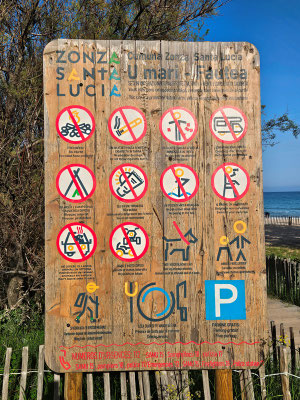 dass man an diesem Strand überhaupt baden darf ist ein Wunder ...