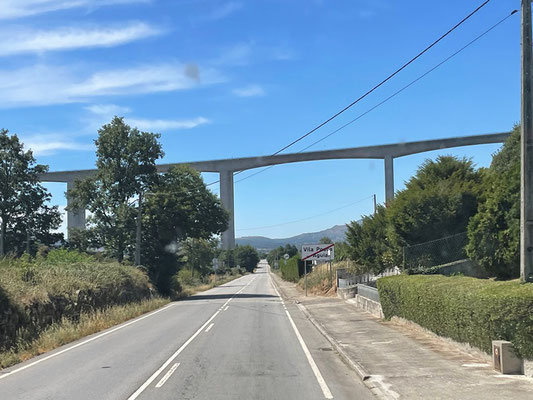 eindrücklicher Brückenbau - hier die Autobahn