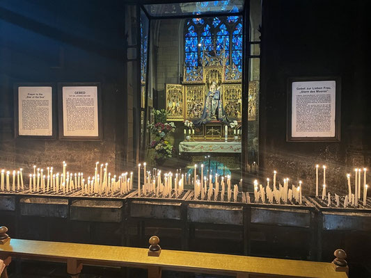 in einem separaten Raum mit Altar ist Platz für Kerzenspenden - im Gedenken an Verstorbene
