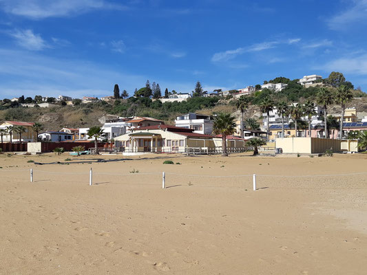 im Sommer ist der Strand anscheinend in Abschnitte aufgeteilt und mit Hunderten von Sonnenschirmen für Tausende Badende eingerichtet