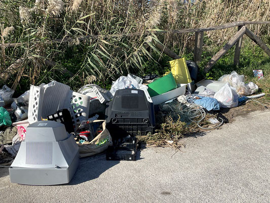 Leider liegt auch hier viel Abfall herum - wie so oft in Sizilien an öffentlichen Parkplätzen.