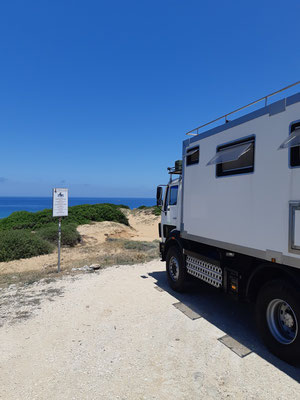 Wir finden am Spiaggia de Scivu einen Parkplatz, an welchem man beim Womo auch die Stühle und Tische hinausstellen darf