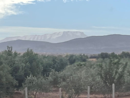 dann nach Osten - und bald sehen wir den hohen Atlas im Süden