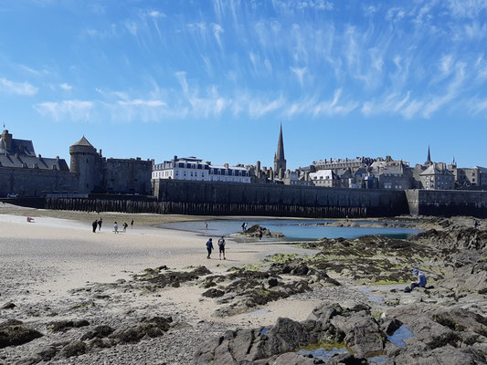 Saint-Malo vom Meer aus gesehen - es war grad Ebbe ...