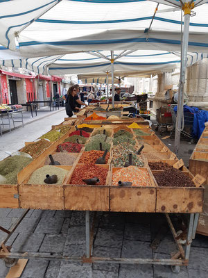 und der tägliche Markt von Ortigia fällt vor allem aufgrund der vielen frischen Produkte auf, welche offen angeboten werden