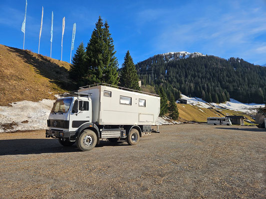 Kaffeehalt nach dem San Bernadino in Splügen - diesen Parkplatz kennen wir nur zu gut!