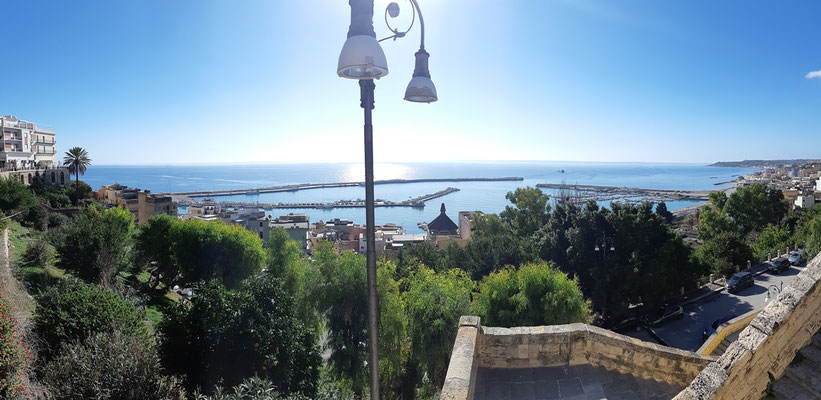 Panorama über den ganzen Hafen von oberhalb der Stadtmauer