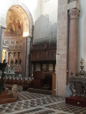 die Orgelbank, welche 3 (!) grosse Orgelpfeiffensätze bedient: jeweils im Kreuzgang rechts und links ...