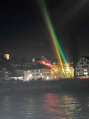 am Sonntagabend geniessen wir noch einige Shows des Licht-Festivals Luzern, genannt "LiLu"