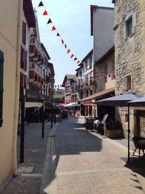 die Altstadt von St-Jean-de-Luz ist fast komplett autofrei - und fast alle Geschäfte sind geöffnet