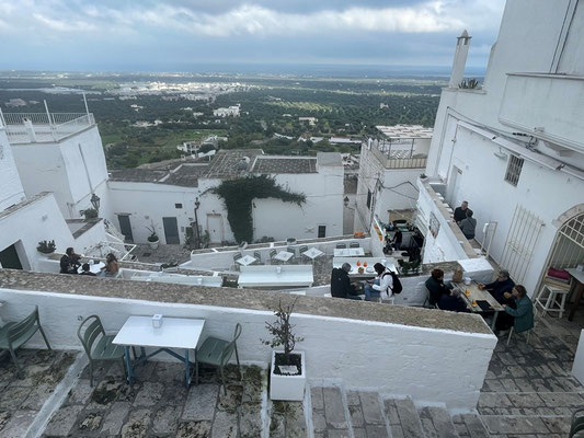 eine Bar mit Ausblick - aber leider keine Sonne mehr, deshalb nichts für uns