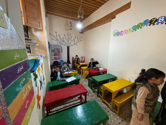 die Koranschule mit fröhlichen Kindern