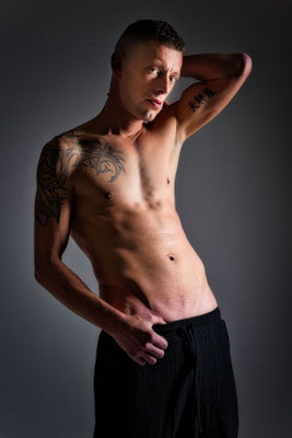 German-Male-Model-MeetUp-Fotoshooting-Indoor-Wuppertal